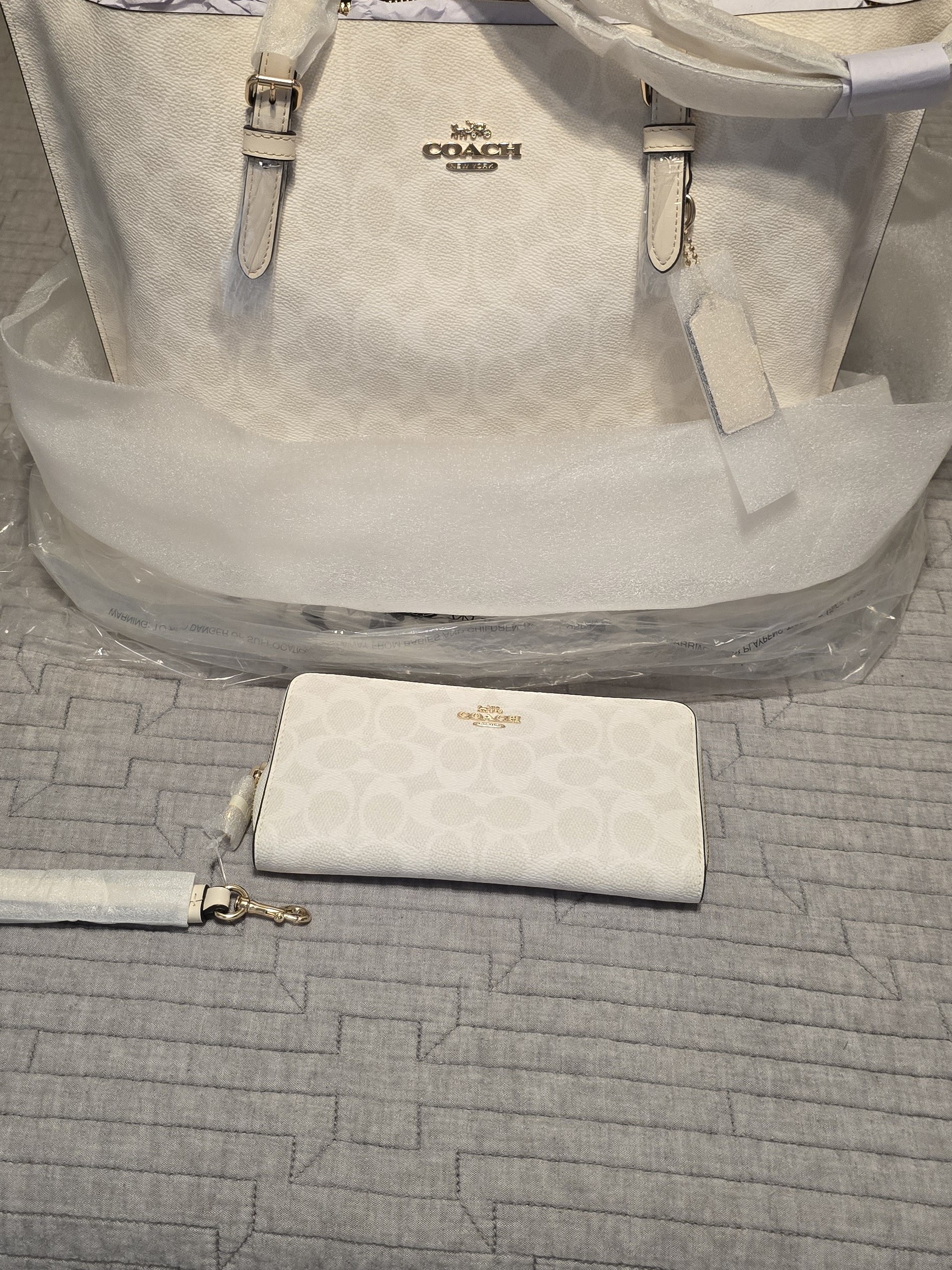 Coach White/Chalk Signature Mollie Tote With Matching Wallet